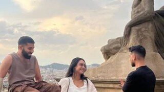 স্পেনের সুদৃশ্য রাজপথে বন্ধুদের সঙ্গে হাসিঠাট্টায় মশগুল নাইসা 