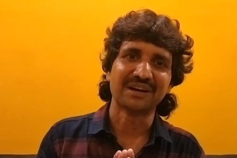 মূলত নিজের সংসার চালানোর জন্য তিনি এইভাবে লোকাল ট্রেনে গান গেয়ে থাকেন। এরই মধ্যে সম্প্রতি কে কে প্রয়াত হওয়ার পর তিনি ভাইরাল হন। ভাইরাল হওয়ার পরেই তার ভাগ্য ফিরতে শুরু করে।