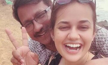 স্বামীর সঙ্গে গোয়ায় ঢেউয়ের সঙ্গে একাত্ম নববিবাহিত আইএএস আধিকারিক টিনা