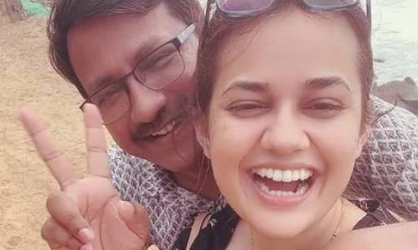 আইএএস অফিসার টিনা ডাবী তাঁর গোয়াসফরের ছবি শেয়ার করেছেন সমাজমাধ্যমে৷ ব্যস্ত সূচি থেকে অবসর বার করে স্বামী প্রদীপ গওয়ান্ডের সঙ্গে তিনি সময় কাটান গোয়ার সৈকতে ৷ 