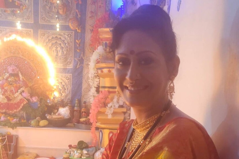 নিজের হাতে জগন্নাথদেবের জন্য পোশাক ও সাজ সরঞ্জাম কিনে এনেছেন ইন্দ্রাণী ৷ আরাধ্য দেবতাকে তিনি সাজিয়েছেন ময়ূরের থিমে৷ অভিনেত্রী নিজেও সেজেছেন সালঙ্কারা রূপে ৷
