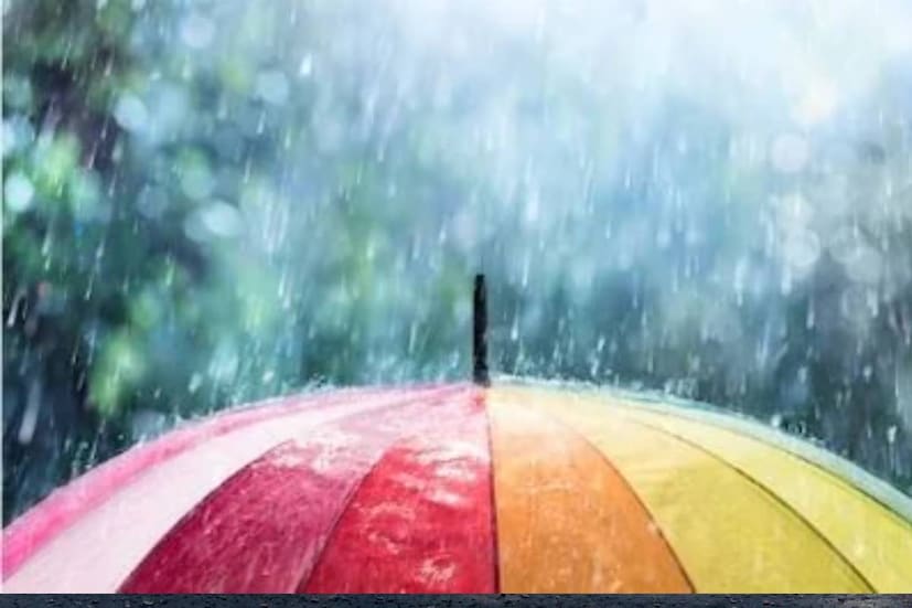 আগামী ২৪ ঘন্টায় ২৭ ডিগ্রি সেলসিয়াস থেকে ৩৩ ডিগ্রি সেলসিয়াসের মধ্যে তাপমাত্রা থাকবে । সোমবার সকালে সর্বনিম্ন তাপমাত্রা ছিল ২৬.৭ ডিগ্রি সেলসিয়াস । যা স্বাভাবিক তাপমাত্রা । রবিবার বিকেলে সর্বোচ্চ তাপমাত্রা ছিল ৩২.৪ ডিগ্রি সেলসিয়াস। এটাও স্বাভাবিক তাপমাত্রা। বাতাসে আপেক্ষিক আর্দ্রতার পরিমাণ ৬৮ থেকে ৯২ শতাংশ। গত ২৪ ঘণ্টায় কলকাতা শহরে বৃষ্টি হয়েছে ৬.৩ মিলিমিটার। উত্তরবঙ্গে আজ থেকে ভারী বৃষ্টি শুরু হবে । সকাল থেকেই বজ্রবিদ্যুৎ-সহ বিক্ষিপ্তভাবে বৃষ্টি শুরু হয়েছে দার্জিলিং কালিম্পং আলিপুরদুয়ার এবং জলপাইগুড়ি জেলায়। 
