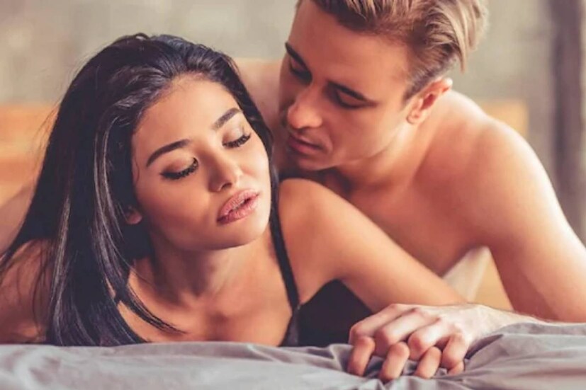 এই যন্ত্রণার সঙ্গে হতে পারে সামান্য রক্তপাতও৷ হাইমেন টিস্যু ভেঙে যাওয়ার সময় যন্ত্রণা দেখা দিতে পারে৷ হাইমেন বা সতীচ্ছদা হল পাতলা চামড়ার স্তর যা আংশিক বা সম্পূর্ণভাবে ভ্যাজাইনার মুখ ঢেকে রাখে৷