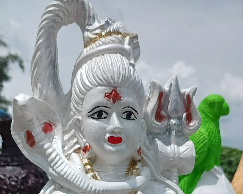 প্লাস্টার অফ প্যারিস দিয়ে তৈরি হয় এই মূর্তি। বিভিন্ন ধরনের রাবারের ছাঁচের মাধ্যমে এই মূর্তিগুলোকে আকার দেওয়া হয়। তারপর মূর্তিগুলো কে দেওয়া হয় রংয়ের প্রলেপ। সবশেষে রঙের আস্তরণকে বাঁচানোর জন্য আরেকটি প্রলেপ দেওয়া হয়।