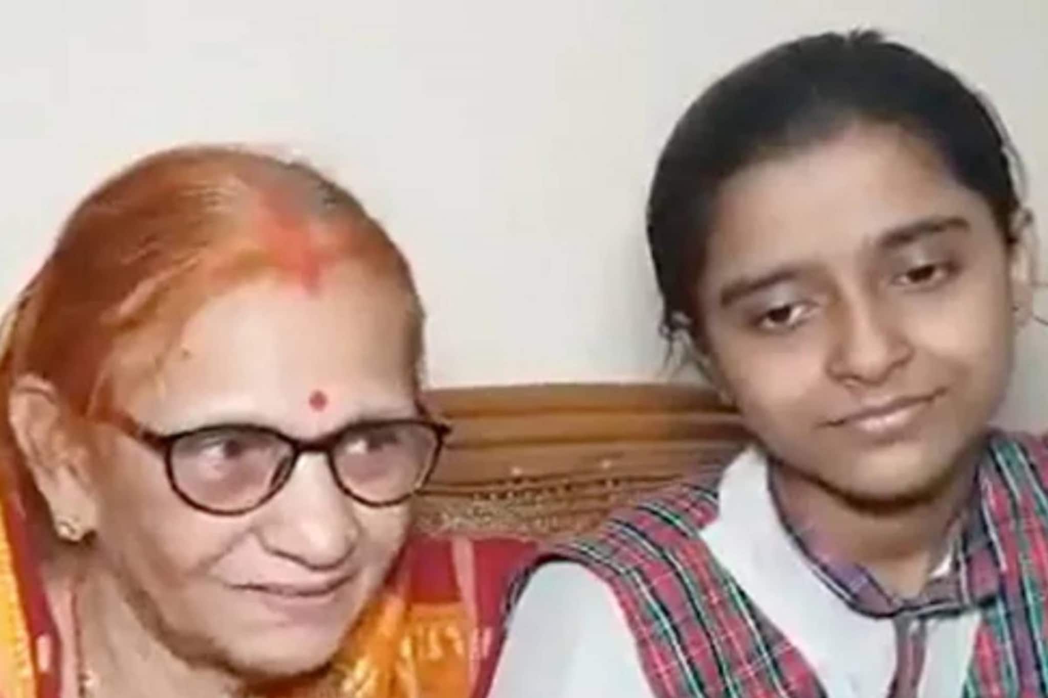 মায়ের প্রয়াণে ফের বিয়ে বাবার,পরিত্যক্ত সেই মেয়ের বাজিমাত দশম শ্রেণীর পরীক্ষায়