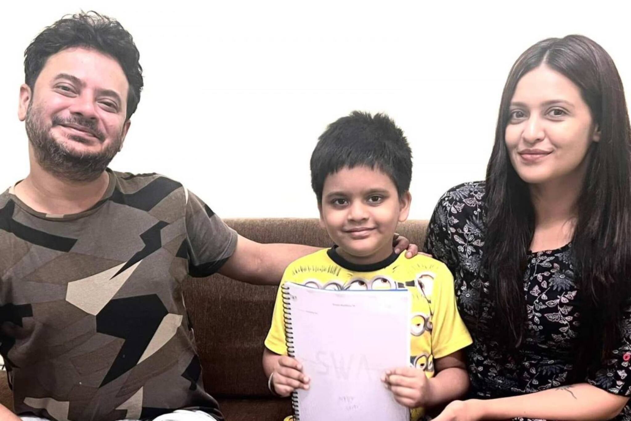 'নতুন শুরু', রাহুল-প্রিয়াঙ্কা, সঙ্গে কাগজের তোড়া হাতে ছোট্ট সহজ, কিসের শুরু?