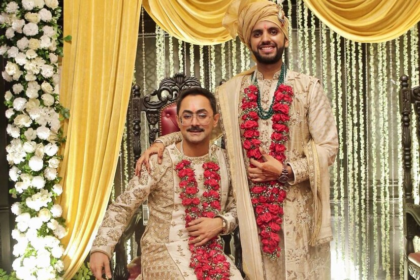 হিন্দুমতে বিয়ে করলেন দুই পুরুষ। এই প্রথম শহর সমকামী বিয়ে দেখল। নিউজ18 বাংলাকে অভিষেক তাঁর বিয়ের অনুষ্ঠানের বিস্তারিত বর্ণনা দিলেন। পোশাকশিল্পীর কথায়, ''আমাদের বিয়েতে সমস্ত কন্যাদান এবং সিঁদুরদান সমস্ত রীতি মানা হয়েছে।''