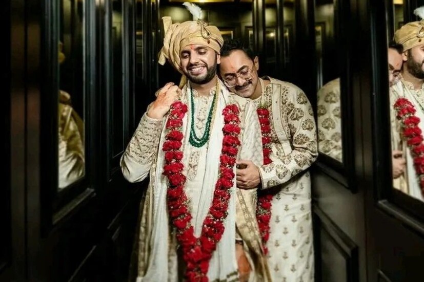 কী কী হয়েছে? প্রথমে রথযাত্রার দিন দুই পরিবারের তরফে আশীর্বাদ অনুষ্ঠান। মারওয়াড়িদের মতে যে অনুষ্ঠানের নাম, তিলক। পরিবার এবং ঘনিষ্ঠদের উপস্থিতিতে এই অনুষ্ঠান আয়োজিত হয়।