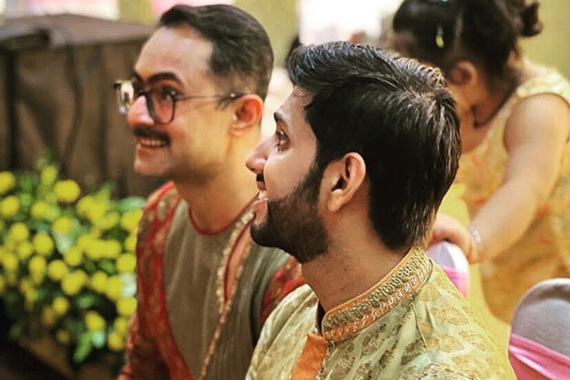 শনিবার বিকেলে পাঁচ তারা হোটেলে মেহেন্দি, সঙ্গীত এবং ককটেল পার্টিতে মেতেছিলেন দুই পাত্রের বন্ধুবান্ধব এবং পরিবার। রবিবার সকালে গায়ে হলুদ সেরে বিকেলে বিয়েতে বসেছিলেন চৈতন্য-অভিষেক। 