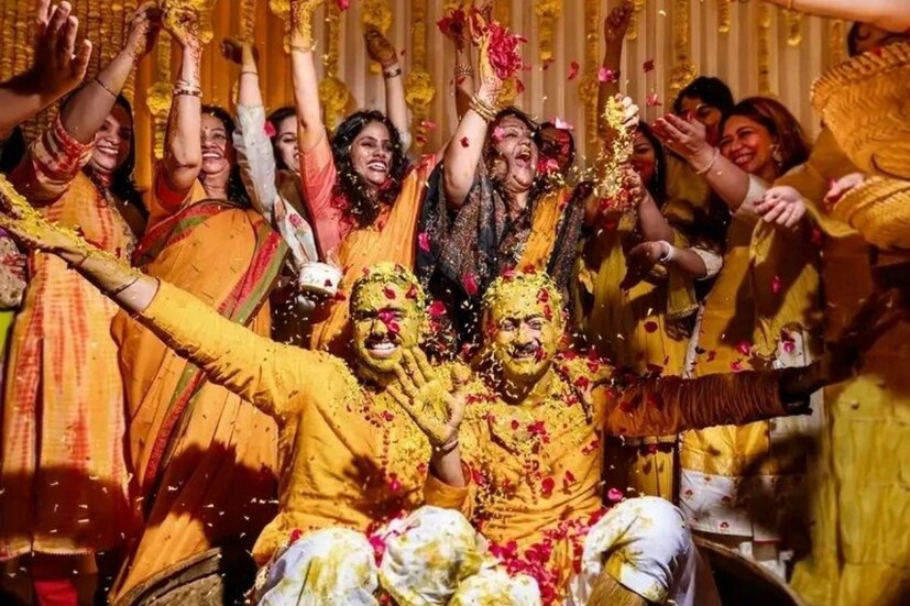 অভিষেক বললেন, ''বিয়েতে যা যা হয়, তাই করেছি আমরা। আমার এক বন্ধু ওর গাড়িটি সাজিয়ে পাঠিয়েছিল, তাতে করে আমরা হোটেলে যাই। মণ্ডপে ঢোকার আগে প্রচুর নাচানাচি হয়। তার পর ঠাকুরমশাই আমাদের বসিয়ে নারায়ণপুজো করালেন।''