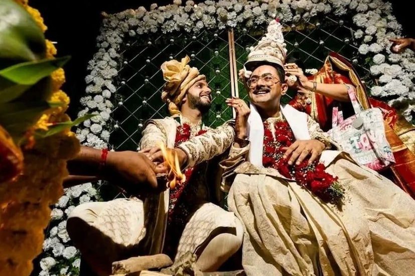 বাঙালি পাত্রের কথায় জানা গেল, প্রথমে মালাবদল করেছেন দুই প্রেমিকে। তার পরে পুজোয় বসেছেন। একে একে সাতপাকে ঘোরা, খই পোড়ানো, যোজ্ঞ সমস্ত কিছুই হয়েছে। কেবল বিয়েতে কোনও কন্যা ছিল না বলে কন্যাদান হয়নি। হয়নি সিঁদুরদানও।