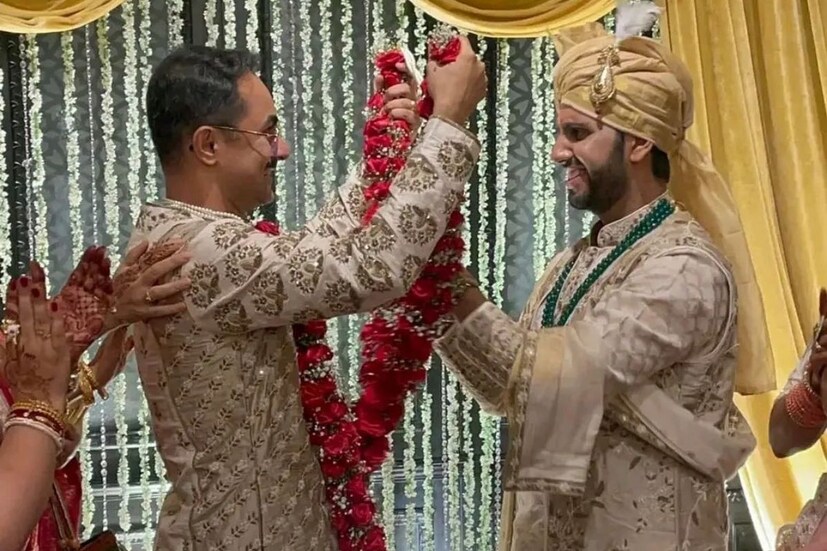 বিয়ের আগে হন্যে হয়ে পুরোহিতের সন্ধান করেছেন অভিষেক। কিন্তু কেউ রাজি হননি। কেউ বলেছেন, ''এ সব আবার কী?'' কেউ বলেছেন, ''এগুলো তো আজকালকার ছেলেমেয়েদের ফ্যাশন হয়েছে।''