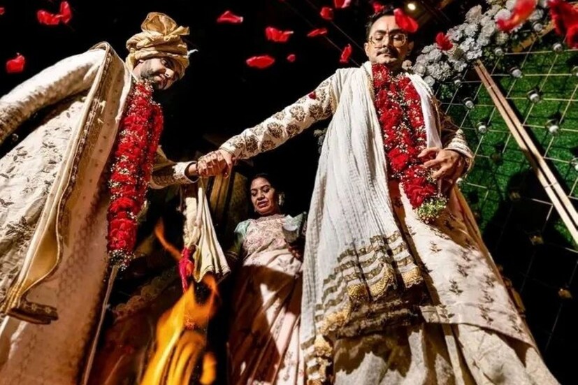 অনেক কটূক্তি শোনার পর অভিষেক নিজের বাড়ির পুরোহিত মশাইকে ডাকেন। যিনি বহু বছর ধরে তাঁদের বাড়ির পুজো করছেন। প্রথমে তাঁকে মিথ্যা বলেন অভিষেক। বলেন, তাঁর তুতো ভাই এক ছেলেকে বিয়ে করতে চান। তিনি সেই বিয়ে দিতে রাজি কি? পুরোহিত মশাইয়ের উত্তরে চমকে যান অভিষেক।