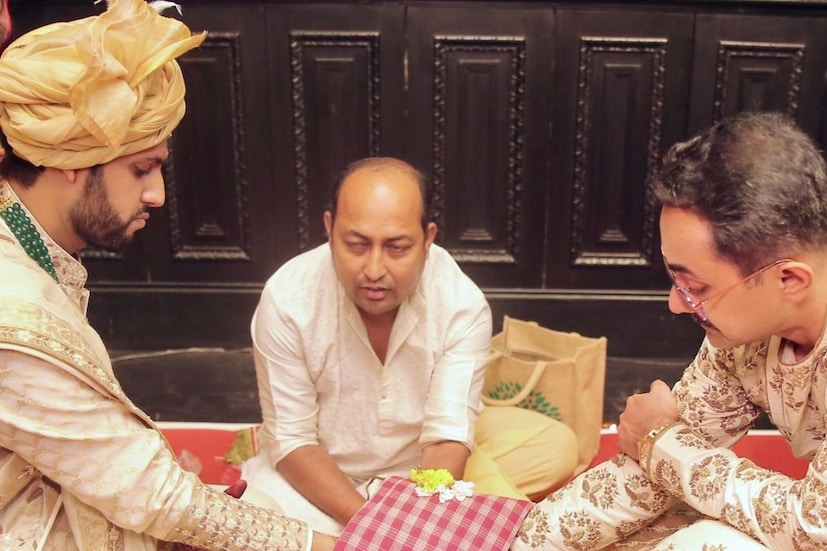 তিনি বলেন, ''না দেওয়ার কী আছে? বিয়ে মানে তো দুই মনের মিলন। আমাদের গ্রামে কত ছেলেময়ে আছে, যাঁরা সমকামী। কিন্তু লোকে জানতে পারলে বাঁশবাগানে নিয়ে গিয়ে গলা কেটে দেবে।''
