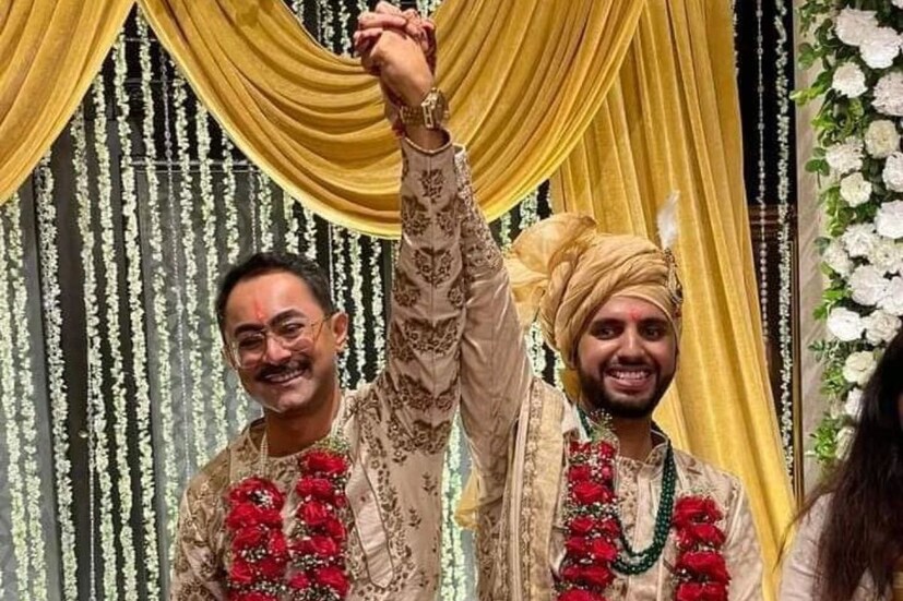 তখন সাহস পেয়ে অভিষেক বলেন, ''ঠাকুরমশাই বিয়েটা আমি করব। আমার তুতো ভাই নয়।'' পুরোহিত যেন আরও খুশি হয়ে যান। বলেন, ''আপনারা পড়াশোনা ককরা মানুষ। এখনই তো নিজেদের বিদ্যা কাজে লাগাতে পারবেন। আপনারা না করলে কেউ সাহস করে পা বাড়াবে না।''