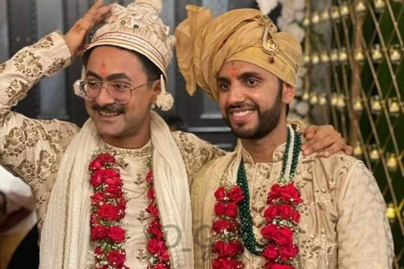 সেই পুরোহিত মন্ত্র পড়ার সময়ে প্রত্যেক শব্দের অর্থ বুঝিয়েছেন দুই বরকে। মনের আনন্দে বিয়ে দিয়েছেন দুই মনের। জয়গান গেয়েছেন প্রেমের।