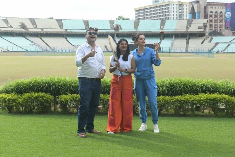 তাপসী বললেন, ''দাদা (সৃজিত) এতই খেলা পাগল লোক, তাই অত ঘাবড়াইনি। জানতাম, ক্রিকেটের খুঁটিনাটি বুঝিয়ে দেবেন সর্ব ক্ষণ আমায়। তাই হয়েছে।''