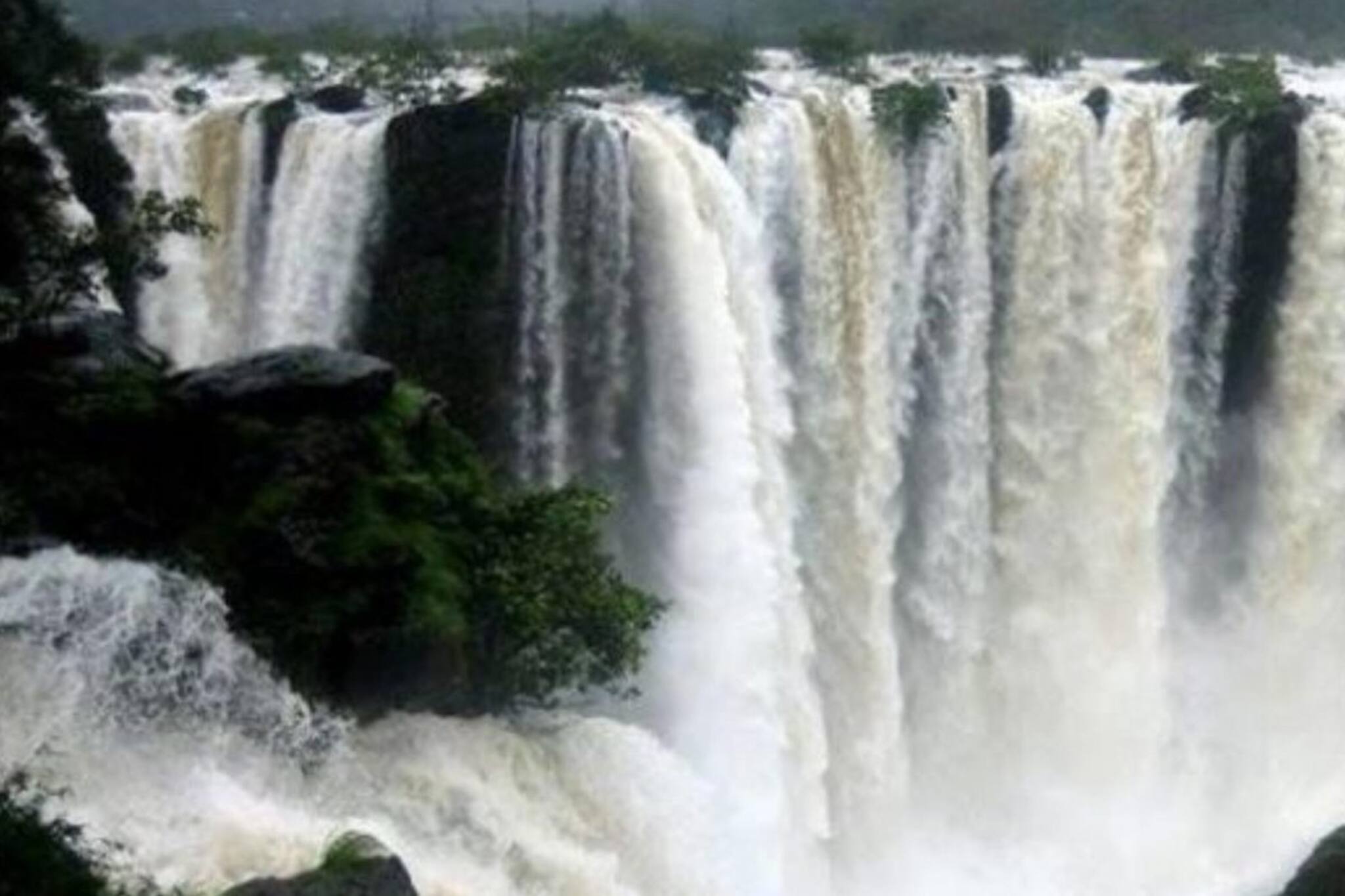 নায়াগ্রা নয়, দেশের কোথায় রয়েছে এমন জলপ্রপাত? ভাইরাল ভিডিও