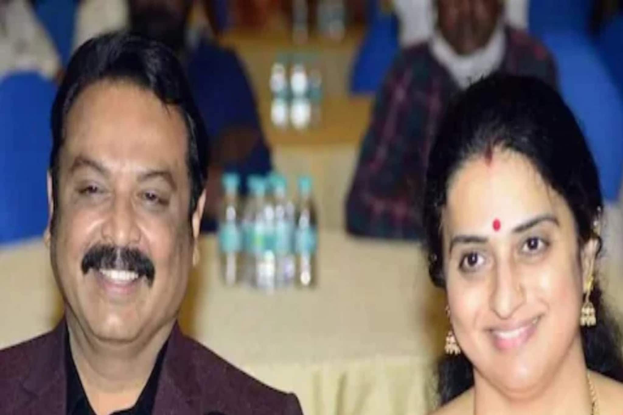 হোটেলে প্রেমিকার সঙ্গে নরেশ, ধরা ফেলেন স্ত্রী, প্রকাশ্যে এল ঘটনার বিস্ফোরক তথ্য