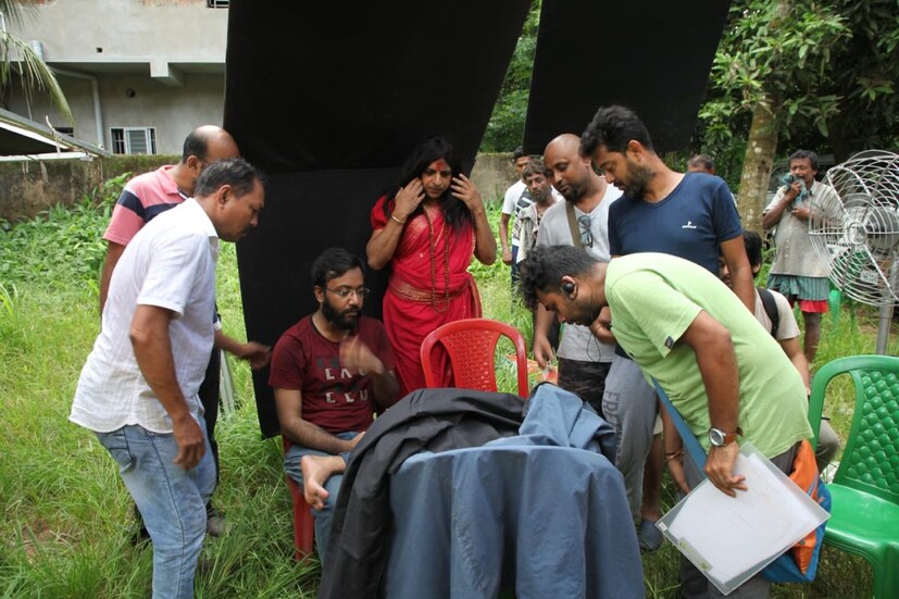 ছবির পরিচালক রণ রাজ ও লেখিকা অয়ন্তিকা বন্দ্যোপাধ্যায়ের কথায়, ''ছবিতে দেখা যাবে ১৯৫০-এর প্রেক্ষাপটে এক অন্ধ জমিদার ও তার বন্ধু স্থানীয় প্রত্নতত্ত্ববিদের গল্প। ব্রাহ্মসমাজে অনুপ্রেরিত সাহসী চরিত্রের বৌঠানের প্রেমে পড়ে খ্যাতনামা প্রত্নতত্ত্ববিদ।''