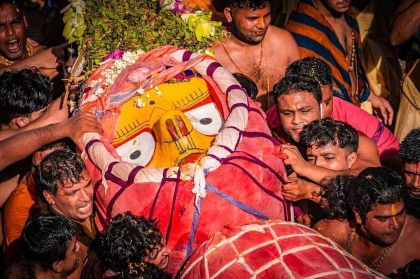 জগন্নাথেদবের রথের নাম নন্দীঘোষ৷ বলভদ্রের রথ হল তালধ্বজ এবং দেবী সুভদ্রা আসীন হন দর্পদলনে ৷