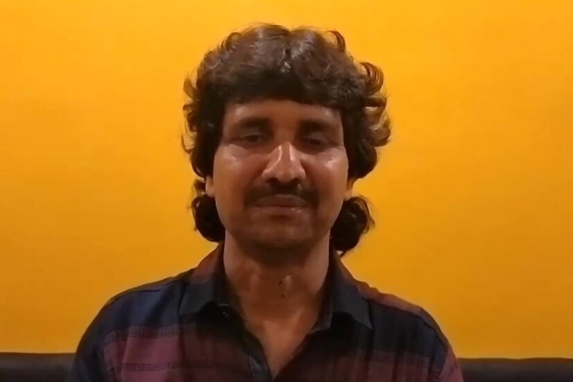 পূর্ব বর্ধমানের বর্ধমান দু'নম্বর ব্লকের অন্তর্গত নিত্যানন্দপুরে একটি বাঁশ ও ত্রিপল ঘেরা কুঁড়েঘরে তিনি বসবাস করেন। দুই সন্তান, স্ত্রী এবং বাবা-মা ও দিদিকে নিয়ে তার বসবাস। 