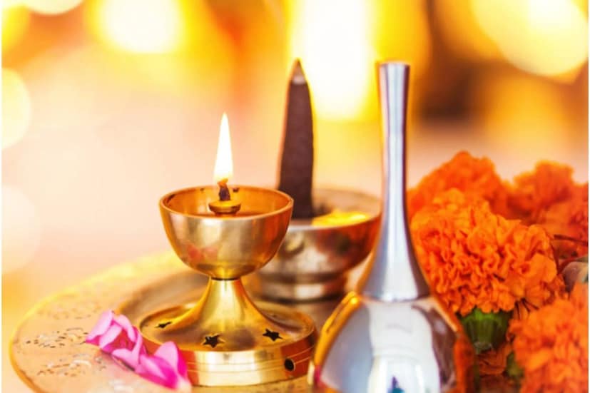 বিশুদ্ধ সিদ্ধান্ত পঞ্জিকা মতে, গুরু পূর্ণিমা তিথি শুরু হয়েছে বুধবার ভোর ৪ টে ০২ মিনিটে৷ এই তিথি থাকবে রাত ১২ টা ০৮ মিনিট অবধি৷