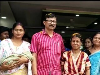  সম্পূর্ণ সুস্থ মা ও কন্যাসন্তানকে ছুটি দেওয়া হল নার্সিংহোম থেকে
