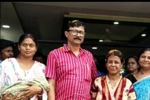 পুষ্পবৃষ্টিতে মায়ের কোলে নার্সিংহোম থেকে বাড়ি গেল সিউড়ির প্রথম টেস্টটিউব শিশু