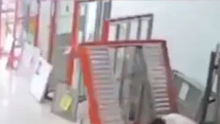 এই দৃশ্য দেখে উভয় ব্যক্তিই স্তব্ধ হয়ে যান এই দৃশ্য দেখে উভয় ব্যক্তিই স্তব্ধ হয়ে যান