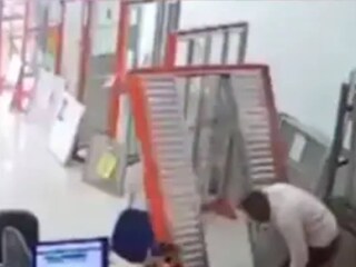 এই দৃশ্য দেখে উভয় ব্যক্তিই স্তব্ধ হয়ে যান