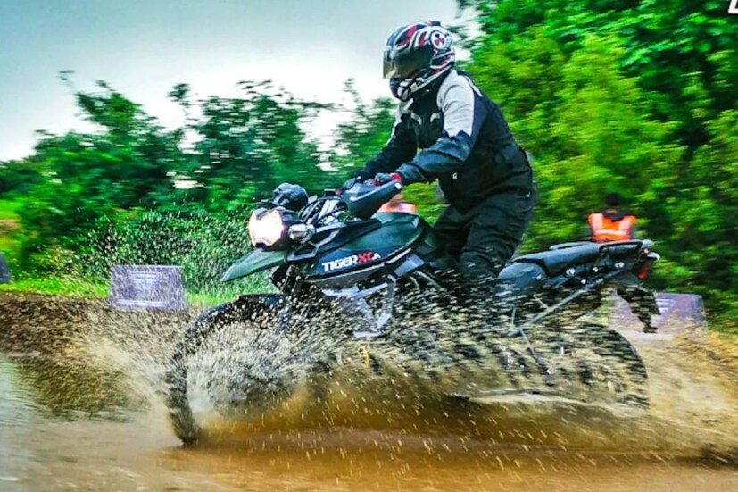 বর্ষায় রাস্তার পটহোল বিপদ বাড়িয়ে তোলে ৷ জলে ঢাকা থাকায় বোঝাও যায় না কোথায় বিপদ লুকিয়ে আছে৷ তাই যতই তাড়া থাকুন না কেন, দ্বিচক্রযান ধীরে ধীরে চালান ৷ বর্ষায় যত গতি, তত বেশি বিপদের আশঙ্কা ৷