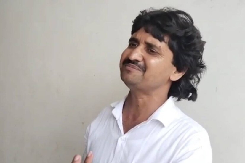 বীরভূমের দুবরাজপুর ব্লকের অন্তর্গত লক্ষ্মীনারায়ণপুর গ্রাম পঞ্চায়েতের কুড়ালজুড়ি গ্রামের ভুবন বাদ্যকর ভাইরাল হন গত বছর। এরপর তিনি বীরভূমের একটি স্টুডিওর হাত ধরে নিজের গান রেকর্ডিং করার সুযোগ পান। ঠিক একইভাবে বীরভূমের ওই মিউজিক স্টুডিওতে গান রেকর্ডিং করলেন পূর্ব বর্ধমানের মিলন কুমার। (Madhab Das)