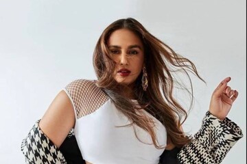 হল্টারনেক সাঁতারপোশাকে হুমা কুরেশির দেহবল্লরী মোহময়ী, দেখুন ছবি