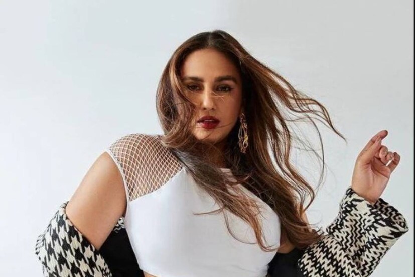 কাটআউট সাঁতারপোশাকে রূপের পারদ ঊর্ধ্বমুখী করলেন হুমা কুরেশি