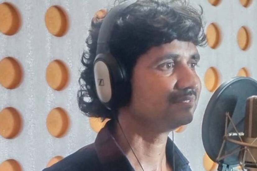 ছোট থেকে এই গানের প্রতি ঝোঁক থাকলেও অসীম দরিদ্রর কারণে কোথাও সেই ভাবে গানের তালিম নেওয়া হয়নি। বাবার কাছ থেকে যেটুকু শিখেছেন তাকেই অবলম্বন করে তিনি এইভাবে গান গাইছেন। প্রথম দিকে একটি ডাফলি নিয়ে তিনি গান বাজাতেন পরে, একটি কোরাস মেশিন কেনেন।