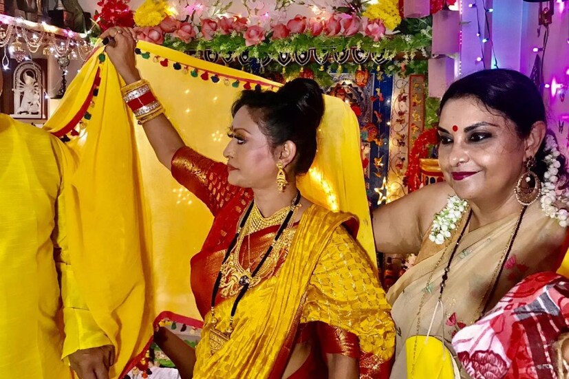 আগামী ১৫ জুলাই মুক্তি পেতে চলেছে ইন্দ্রাণী হালদার অভিনীত ‘কুলের আচার’৷ ছবির পরিচালক সুদীপ দাস৷ রথযাত্রায় জগন্নাথদেবের সামনে তাঁর আসন্ন ছবির জন্য সাফল্য প্রার্থনা করেন অভিনেত্রী ৷