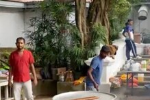 শ্রীলঙ্কার প্রধানমন্ত্রীর বাসভবনে জমিয়ে রান্না প্রতিবাদীদের, সঙ্গে তাস-ক্যারম শ্রীলঙ্কার প্রধানমন্ত্রীর বাসভবনে জমিয়ে রান্না প্রতিবাদীদের, সঙ্গে তাস-ক্যারম