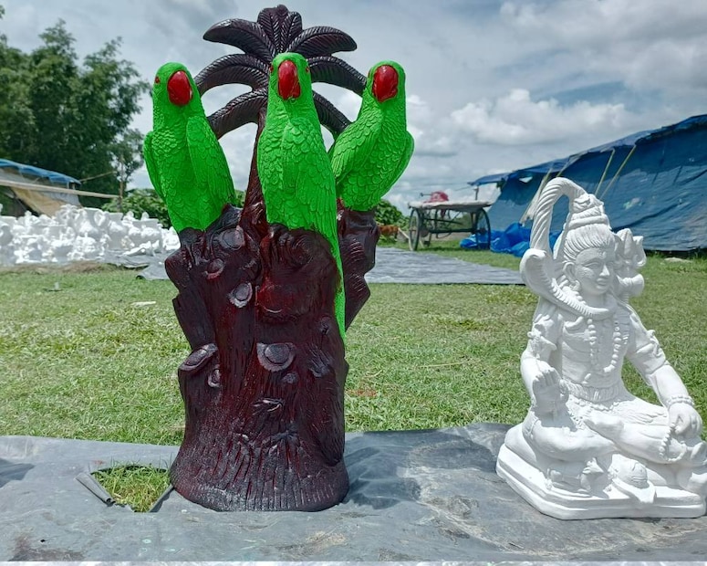 মূর্তি গুলির দাম বিভিন্ন রকমের রয়েছে। ছোট সাইজ থেকে শুরু করে বড় সাইজের মূর্তিও এখানে পাওয়া যায়। ছোট সাইজের মূর্তিগুলি মূলত ৫০ টাকা থেকে ১০০ টাকা। এবং বড় সাইজের মুর্তি গুলি ২৫০ টাকা থেকে সর্বোচ্চ ৫০০ টাকা পর্যন্ত দামে বিক্রি হয়।