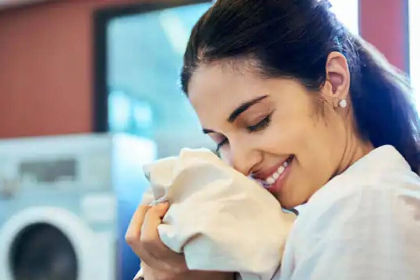 সাদা পোশাক সব সময় আলাদা ভেজাবেন ৷ রঙিন জামাকাপড়ের সঙ্গে কোনওমতেই ভেজাবেন না৷ বিশেষ ধরনের মাইল্ড ডিটারজেন্টে কাচুন সাদা পোশাক ৷ কিছু সাবানে বিশেষ ব্রাইটেনার থাকে৷ সে ধরনের সাবান ব্যবহার করতে পারেন ৷