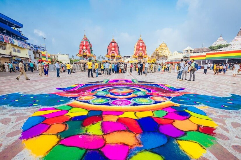 রথযাত্রা উপলক্ষে আঁকা হয়েছে রঙ্গোলি৷