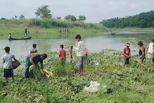 অনাবৃষ্টির জন্য় নদীতেই পাট জাগ, ভেসে উঠছে মরা মাছ! অনাবৃষ্টির জন্য় নদীতেই পাট জাগ, ভেসে উঠছে মরা মাছ!