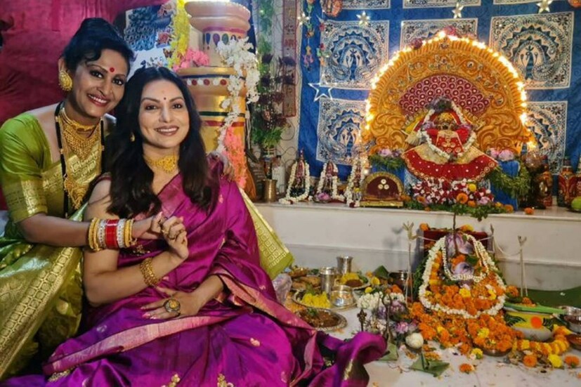 ইন্দ্রাণী হালদারের বাড়িতে জগন্নাথদেবের পুজোয় এসেছিলেন আর এক অভিনেত্রী ইন্দ্রাণী, অর্থাৎ ইন্দ্রাণী দত্ত৷ দুই ইন্দ্রাণীর ছবি তিনি শেয়ার করেছেন সামাজিক মাধ্যমে৷ 