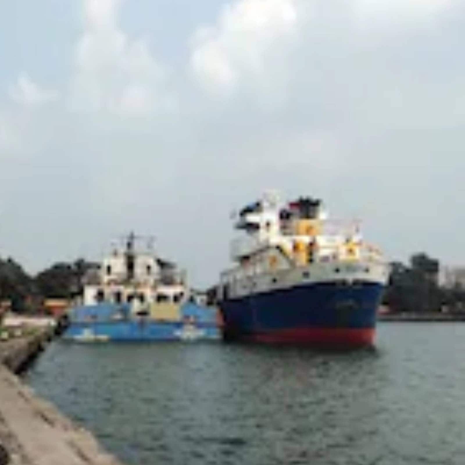 গত মার্চেই ভারত ও বাংলাদেশ সম্মত হয়েছিল, উত্তর-পূর্বের রাজ্যগুলির সঙ্গে জলপথে যোগাযোগের ক্ষেত্র বাড়াতে বাংলাদেশের চট্টগ্রাম এবং মংলা বন্দরকে ব্যবহার করা হবে ( ফাইল ছবি)