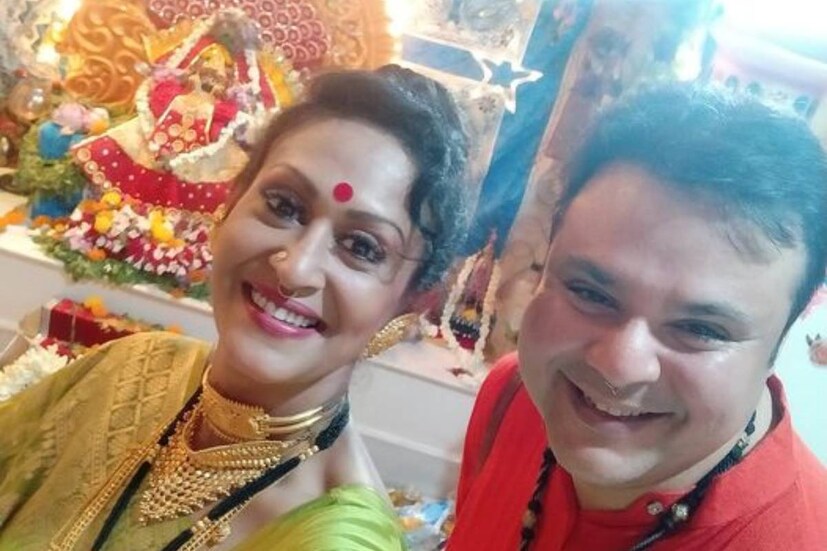 ইন্ডাস্ট্রিতে ইন্দ্রাণী হালদার পরিচিত ‘মামণি’ নামে ৷ তাঁর আয়োজিত জগন্নাথপুজোয় আমন্ত্রিত ছিলেন সুজয়প্রসাদ চট্টোপাধ্যায়ও৷ তিনি সামাজিক মাধ্যমে ইন্দ্রাণীর সঙ্গে নিজস্বী শেয়ার করেছেন৷ এই অভিনেতা তথা বাচিকশিল্পী ক্যাপশনে লিখেছেন এই অনু্ঠানে সামিল হয়ে তাঁর খুব আনন্দ হয়েছে ৷ খুবই যত্ন করে রথযাত্রার অনুষ্ঠান করেছেন ইন্দ্রাণী, সে কথাও জানিয়েছেন সুজয়প্রসাদ৷
