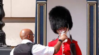 তাপপ্রবাহ ও চড়া গরমে নাভিশ্বাস ইংল্যান্ডের তাপপ্রবাহ ও চড়া গরমে নাভিশ্বাস ইংল্যান্ডের