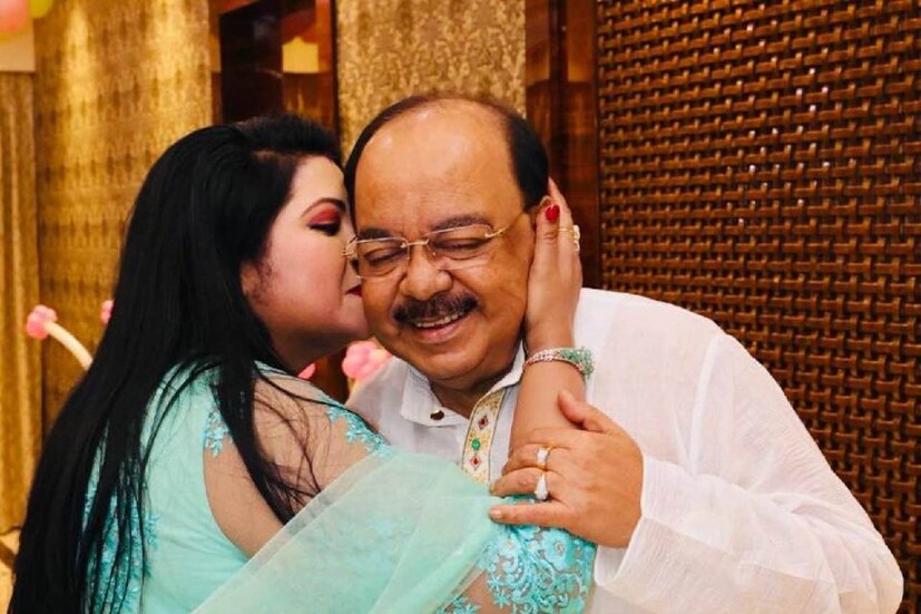 ছবি পোস্ট করার পর ক্যাপশানে তিনি লিখেছে, ‘‘শুভ জন্মদিন মাই লাইফলাইন।’’ নাম না লিখলেও এ কথা সকলেই জানেন শুক্রবার ৫৯-এ পা দিলেন শোভন। ইউকিপিডিয়ার তথ্য অনুসারে, ১৯৬৪ সালের ৭ জুলাই শোভনের জন্ম। 