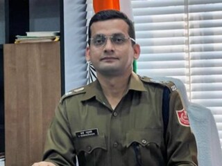 ২০১৩ সালের আইপিএস ব্যাচের অফিসার রঘুবংশী সেখানকার ছাত্রছাত্রীদের জন্য শুরু করেছেন কোচিং ক্লাস