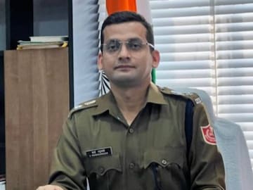 ২০১৩ সালের আইপিএস ব্যাচের অফিসার রঘুবংশী সেখানকার ছাত্রছাত্রীদের জন্য শুরু করেছেন কোচিং ক্লাস