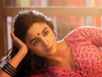 অন্তঃসত্ত্বা হলেও কাজকে বিদায় জানাননি আলিয়া